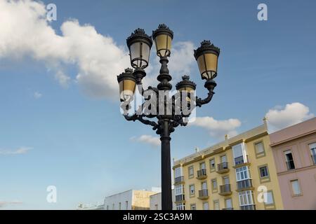 Verzierte schwarze Art déco-Straßenlaternen aus Gusseisen in der spanischen Stadt Cadiz. Stockfoto