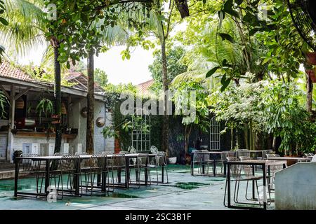 Stühle und Tische im Terrassencafé in ruhiger Atmosphäre. Stockfoto