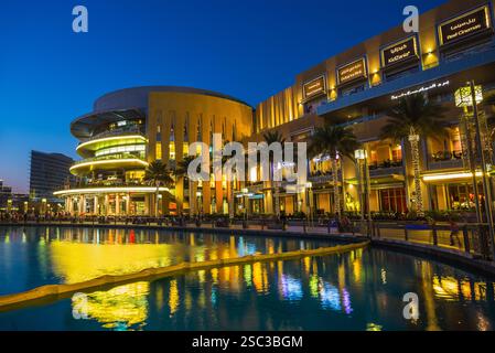 DUBAI, VAE - 13. NOVEMBER: Weltweit größtes Einkaufszentrum basierend auf der Gesamtfläche und sechstgrößte nach Bruttomietfläche, 13. November 2013 in Dubai, VAE Stockfoto