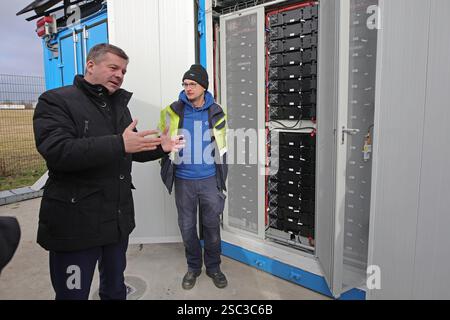 Wernigerode, Deutschland. Februar 2025. Sachsen-Anhalt Wirtschaftsminister Sven Schulze (l, CDU)) inspiziert zusammen mit dem Standortleiter Malte Klebe den Batteriespeicher der EDF Renewables Deutschland GmbH. Das Batteriespeichersystem, das 2024 installiert wird, wird in Zusammenarbeit mit der Hasseröder Brauerei GmbH betrieben. Quelle: Matthias Bein/dpa/Alamy Live News Stockfoto