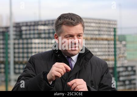 Wernigerode, Deutschland. Februar 2025. Sachsen-Anhalters Wirtschaftsminister Sven Schulze (CDU) steht vor dem Standort der Hasseröder Brauerei GmbH und inspiziert das von der EDF Renewables Deutschland GmbH betriebene Batteriespeicher. Das Batteriespeichersystem, das 2024 installiert wird, wird in Zusammenarbeit mit der Hasseröder Brauerei GmbH betrieben. Quelle: Matthias Bein/dpa/Alamy Live News Stockfoto