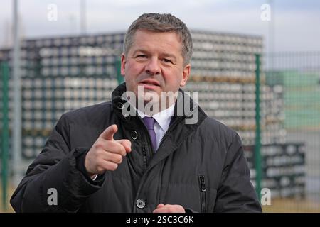 Wernigerode, Deutschland. Februar 2025. Sachsen-Anhalters Wirtschaftsminister Sven Schulze (CDU) steht vor dem Standort der Hasseröder Brauerei GmbH und inspiziert das von der EDF Renewables Deutschland GmbH betriebene Batteriespeicher. Das Batteriespeichersystem, das 2024 installiert wird, wird in Zusammenarbeit mit der Hasseröder Brauerei GmbH betrieben. Quelle: Matthias Bein/dpa/Alamy Live News Stockfoto