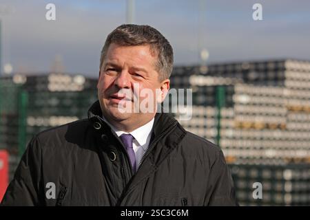 Wernigerode, Deutschland. Februar 2025. Sachsen-Anhalters Wirtschaftsminister Sven Schulze (CDU) steht vor dem Standort der Hasseröder Brauerei GmbH und inspiziert das von der EDF Renewables Deutschland GmbH betriebene Batteriespeicher. Das Batteriespeichersystem, das 2024 installiert wird, wird in Zusammenarbeit mit der Hasseröder Brauerei GmbH betrieben. Quelle: Matthias Bein/dpa/Alamy Live News Stockfoto