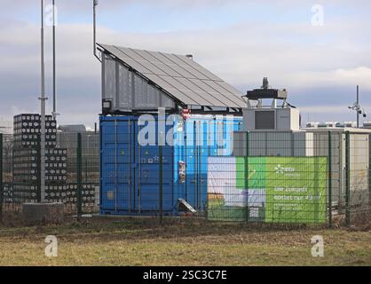 Wernigerode, Deutschland. Februar 2025. Ansicht eines Batteriespeichers der EDF Renewables Deutschland GmbH vor dem Standort Wernigerode der Hasseröder Brauerei GmbH. Das 2024 installierte Batteriespeichersystem wird in Zusammenarbeit mit der Hasseröder Brauerei GmbH betrieben. Quelle: Matthias Bein/dpa/Alamy Live News Stockfoto