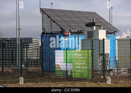 Wernigerode, Deutschland. Februar 2025. Ansicht eines Batteriespeichers der EDF Renewables Deutschland GmbH vor dem Standort Wernigerode der Hasseröder Brauerei GmbH. Das 2024 installierte Batteriespeichersystem wird in Zusammenarbeit mit der Hasseröder Brauerei GmbH betrieben. Quelle: Matthias Bein/dpa/Alamy Live News Stockfoto