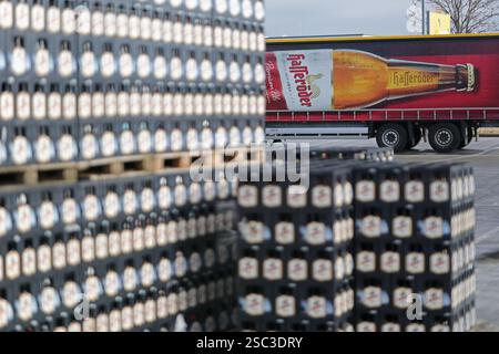 Wernigerode, Deutschland. Februar 2025. Auf dem Gelände der Hasseröder Brauerei GmbH werden Bierkisten gestapelt. Die EDF Renewables Deutschland GmbH betreibt seit 2024 in Zusammenarbeit mit ihrem Partner Hasseröder Brauerei GmbH einen Batteriespeicher. Quelle: Matthias Bein/dpa/Alamy Live News Stockfoto