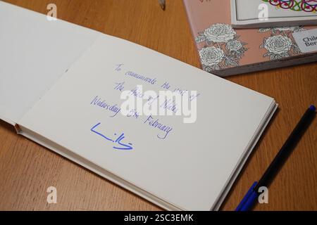 Das Visitor's Book, das von Prince of Wales, dem Patron von Child Bereavement UK, während eines Besuchs der Wohltätigkeitsorganisation in Widnes, im Nordwesten Englands, unterzeichnet wurde, um zu sehen, wie die Arbeit in Aktion für die Hinterbliebenen einen positiven Unterschied macht. Bilddatum: Mittwoch, 5. Februar 2025. Stockfoto