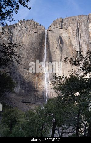 Wasserfall, der El Capitan, Yosemite National Park, stürzt. Der Wasserfall ist ein Anblick. Stockfoto