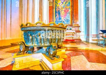 SALZBURG, Österreich - 27. FEBRUAR 2019: Die Bronze baptystmal Font im Gebet Hall der Salzburger Dom, am 27. Februar in Salzburg. Stockfoto