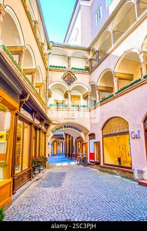 SALZBURG, Österreich - 27. FEBRUAR 2019: Die schmale Passage in der Altstadt mit geschwungenen Balkonen der mittelalterlichen Häuser, am 27. Februar in Salzburg. Stockfoto