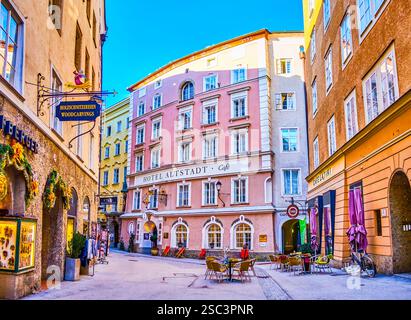 SALZBURG, Österreich - Februar 27, 2019: Die mittelalterlichen Bauten in der Judengasse Lane mit touristischen Cafés und riesige historische Hotel Altstadt, am 27. Februar Stockfoto