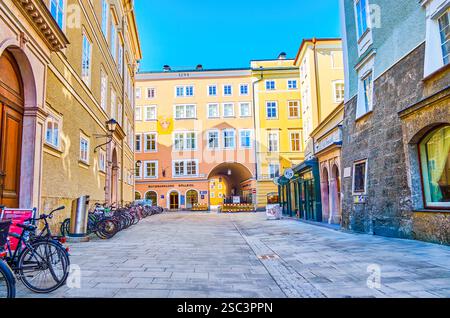 SALZBURG, Österreich - 27. Februar 2019: Der schmale Platz Alter Markt (Old Market) ist zwischen hohen mittelalterlichen Bauten mit buttreses sandwiched, Feb. Stockfoto