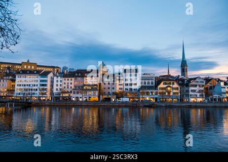 Zürich, 24. Januar 2025: Allgemeiner Blick aus der Züricher Innenstadt und dem Kanal. Stockfoto