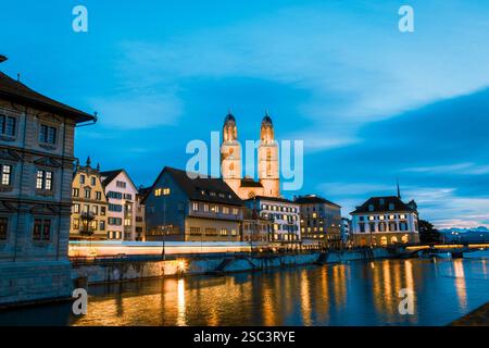 Zürich, 24. Januar 2025: Allgemeiner Blick aus der Züricher Innenstadt und dem Kanal. Stockfoto