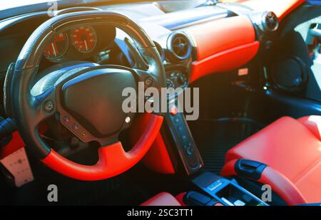 Innenraum für Sportwagen in Rot und Schwarz. Stockfoto