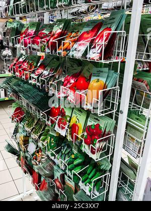Kiew, Ukraine - 04. Februar 2025: Verschiedene Gemüsesamenpackungen in einem Geschäft für Gartenfreunde ordentlich angeordnet Stockfoto