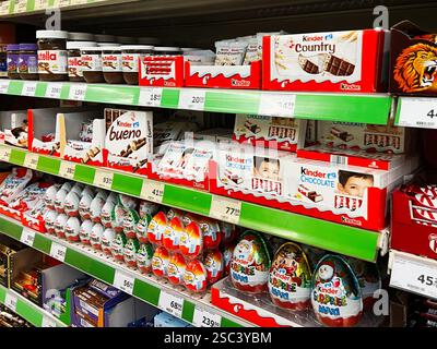 Kiew, Ukraine - 4. Februar 2025: Supermarkt Schokoladengang mit Kindern, Nutella und weiteren Süßwaren. Stockfoto
