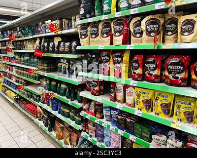 Kiew, Ukraine - 4. Februar 2025: Bunte Supermarktpräsentation von Kaffee, Schokolade und Getränkepulver Stockfoto