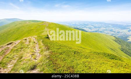 Landschaft mit Wanderweg im Sommer. Sonniger Tag. Wunderschöne Berglandschaft mit grünen Hügeln und steilen Hängen. Der Weg führt durch den Borzhava-Kamm. Ansicht in t Stockfoto