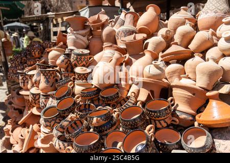 Marokkanische Tajines Keramikkochtöpfe auf dem Markt in Marrakesch Medina, Marokko Stockfoto