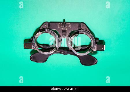 Augenbrille auf grüner Oberfläche. Stockfoto