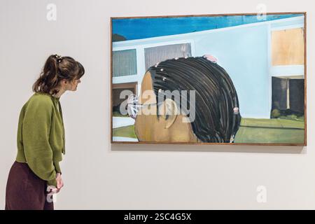 London, Großbritannien. Februar 2025. Ausstellungspersonal mit Noah Davis, 1975 (2), 2013. Die erste institutionelle Umfrage des verstorbenen amerikanischen Künstlers Noah Davis (1983–2015) in Großbritannien umfasst über 50 Werke aus figurativer Malerei, Skulptur und Papierarbeiten. Diese große Ausstellung findet bis zum 11. Mai 2025 in der Barbican Art Gallery statt. Quelle: Imageplotter/Alamy Live News Stockfoto