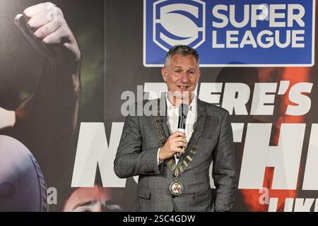 Adam Hills MBE 33. Präsident der Rugby Football League während der Saisonstart der Betfred Super League 2025 im Co-op Live, Manchester, Großbritannien, 5. Februar 2025 (Foto: Mark Cosgrove/News Images) in, am 5. Februar 2025. (Foto: Mark Cosgrove/News Images/SIPA USA) Credit: SIPA USA/Alamy Live News Stockfoto