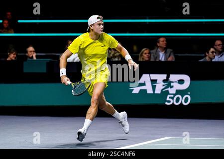 Rotterdam, Niederlande. Februar 2025. ROTTERDAM, NIEDERLANDE - 4. FEBRUAR: Holger Rune aus Dänemark in seinem Spiel der First Round der Männer im Einzelspiel gegen Lorenzo Sonego aus Italien während des zweiten Tages der ABN AMRO Open beim Rotterdam Ahoy am 4. Februar 2025 in Rotterdam, Niederlande. (Foto: Rene Nijhuis/MB Media) Credit: MB Media Solutions/Alamy Live News Stockfoto