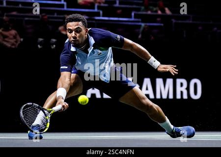Rotterdam, Niederlande. Februar 2025. ROTTERDAM, NIEDERLANDE - 5. FEBRUAR: Arthur Fils aus Frankreich holt sich den Ball in seinem First Round-Spiel der Männer-Singles gegen Constant Lestienne aus Frankreich am dritten Tag der ABN AMRO Open beim Rotterdam Ahoy am 5. Februar 2025 in Rotterdam, Niederlande. (Foto: Rene Nijhuis/MB Media) Credit: MB Media Solutions/Alamy Live News Stockfoto