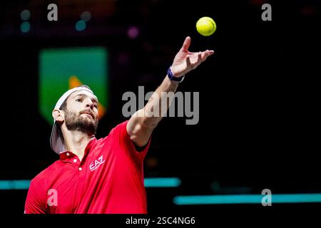Rotterdam, Niederlande. Februar 2025. ROTTERDAM, NIEDERLANDE - 5. FEBRUAR: Andrea Vavassori aus Italien spielt am dritten Tag der ABN AMRO Open bei der Rotterdam Ahoy am 5. Februar 2025 in Rotterdam, Niederlande, in seinem Spiel in der First Round der Männer Singles gegen Felix Auger-Aliassime aus Kanada. (Foto: Rene Nijhuis/MB Media) Credit: MB Media Solutions/Alamy Live News Stockfoto