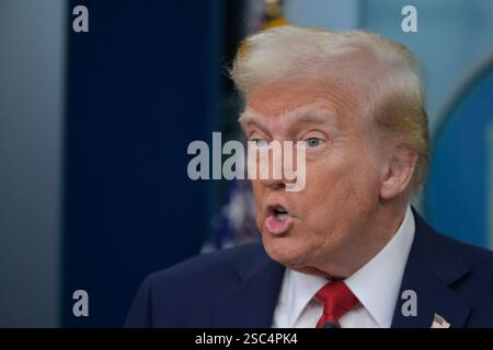 US-Präsident Donald Trump spricht während einer Pressekonferenz im Brady Briefing Room/Weißen Haus in Washington D.C. über die Luftverkehrskatastrophe. Stockfoto
