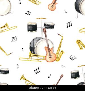 Watercolor Drum Kit, E-Gitarre, Saxophon, Posaune mit fliegenden musikalischen Noten nahtlosem Muster. Musikalische Percussion-, Saiten- und Bläserinstrumente Stockfoto