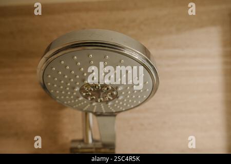 Duschkopf in einem Hotelbad zum Duschen Stockfoto