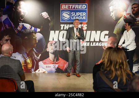 Adam Hills MBE, 33. Präsident der Rugby Football League, spricht während des Saisonstarts der Betfred Super League 2025 im Co-op Live, Manchester, Großbritannien, 5. Februar 2025 (Foto: Mark Cosgrove/News Images) Stockfoto