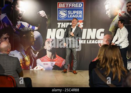 Adam Hills MBE, 33. Präsident der Rugby Football League, spricht während des Saisonstarts der Betfred Super League 2025 im Co-op Live, Manchester, Großbritannien, 5. Februar 2025 (Foto: Mark Cosgrove/News Images) Stockfoto
