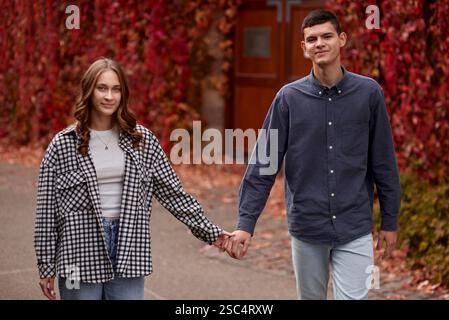 LIEBESGESCHICHTE FÜR TEENAGER-PAARE. Liebesflüster in deutscher Pracht. Deutsche Geschichte mit Liebe erkunden. Herbstliebe in deutscher Eleganz. Erfassen des Stockfoto