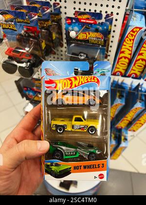 Kiew, Ukraine - 4. Februar 2025: Drei lebendige Spielzeugfahrzeuge in Einzelhandelsverpackung auf einer Ladenanzeige Stockfoto