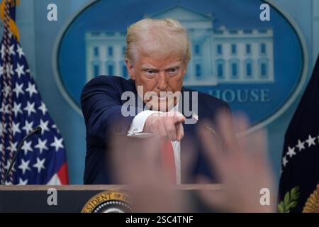 Washington, DC, USA. 30. Januar 2025. US-Präsident Donald Trump spricht während einer Pressekonferenz im Brady Briefing Room/Weißen Haus in Washington D.C. über die Flugkatastrophe. (Credit Image: © Lenin Nolly/SOPA images via ZUMA Press Wire) NUR REDAKTIONELLE VERWENDUNG! Nicht für kommerzielle ZWECKE! Stockfoto