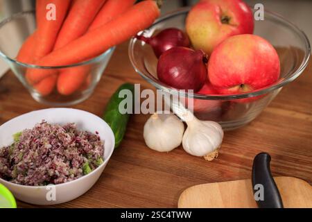 Frisches Gemüse und Obst auf Holztisch Stockfoto