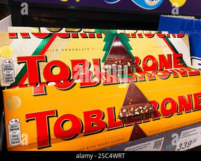 Kiew, Ukraine - 04. Februar 2025: Nahaufnahme der pulsierenden Dreieck-Toblerone-Bars in den Regalen der Geschäfte, in denen Aromen präsentiert werden. Stockfoto
