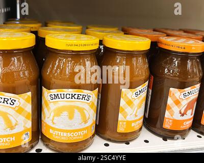 Kiew, Ukraine - 4. Februar 2025: Gläser mit Smucker's Butterscotch Topping ordentlich zum Kauf bereit gestellt Stockfoto