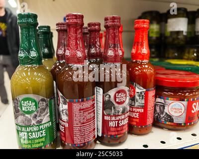 Kiew, Ukraine - 04. Februar 2025: Verschiedene Flaschen mit heißer Soße, einschließlich grüner jalapeño und Grillsorten Stockfoto