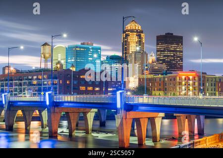 Des Moines, Iowa, USA, Stadtansicht am Fluss in der Dämmerung. Stockfoto