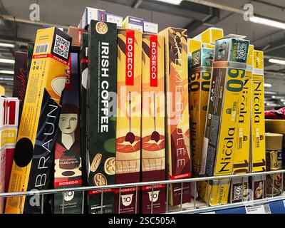 Kiew, Ukraine - 4. Februar 2025: Eine Auswahl von Kaffeekapselpaketen, die in den Regalen des Stores organisiert werden Stockfoto