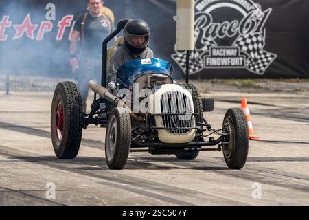 FINOWFURT, DEUTSCHLAND - 11. MAI 2024: Der Retro-Rennwagen auf der Boxengasse. Saisoneröffnung des Race 61 Festivals. Stockfoto