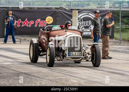 FINOWFURT, DEUTSCHLAND - 11. MAI 2024: Der Custom Hot Rod auf der Boxengasse. Saisoneröffnung des Race 61 Festivals. Stockfoto