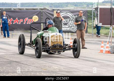 FINOWFURT, DEUTSCHLAND - 11. MAI 2024: Der Custom Hot Rod auf der Boxengasse. Saisoneröffnung des Race 61 Festivals. Stockfoto