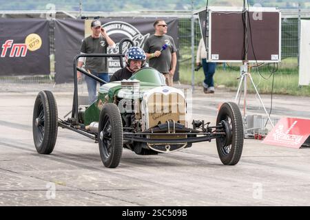 FINOWFURT, DEUTSCHLAND - 11. MAI 2024: Der Custom Hot Rod auf der Boxengasse. Saisoneröffnung des Race 61 Festivals. Stockfoto