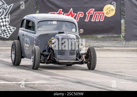 FINOWFURT, DEUTSCHLAND - 11. MAI 2024: Der Custom Hot Rod auf der Boxengasse. Saisoneröffnung des Race 61 Festivals. Stockfoto