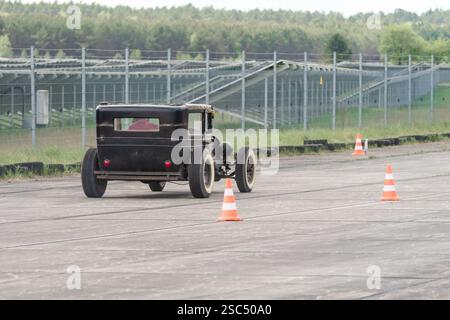 FINOWFURT, DEUTSCHLAND - 11. MAI 2024: Die Custom Hot Rod auf der Rennstrecke. Saisoneröffnung des Race 61 Festivals. Stockfoto